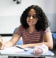 Estudante realizando simulado do ENEM em cursinho  Foto: Reprodução/ iStock