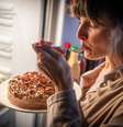 Está se sentindo sozinha? Sentimento pode aumentar desejo de mulheres por alimentos calóricos, diz estudo  Foto: simonkr 