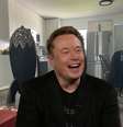 A residência de Elon Musk em nada lembra seus antigos casarões onde ele fazia questão de exibir luxo e glamour  Foto: Fotomontagem: Blog Sala de TV (Fotos: Reprodução/TV e Reprodução/X)
