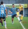  Foto: Lucas Uebel/Grêmio FBPA - Legenda: Mayk em um dos jogos como titular em seu início de trajetória pelo Grêmio / Jogada10