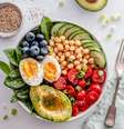 Há vários fatores — como gênero, altura e idade — que influenciam no tamanho ideal da porção para cada pessoa  Foto: Getty Images / BBC News Brasil