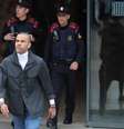  Foto: Lluis Gene/AFP via Getty Images - Legenda: Após sinal positivo do Tribunal de Barcelona para liberdade provisória e o pagamento da fiança, Dani Alves deixou a penitenciária pela porta da frente / Jogada10