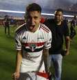  Foto: Rubens Chiri/SPFC - Legenda: Em vitória, Nestor voltou após 158 dias afastado por lesão / Jogada10