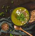 Sopa fria de ervilha com hortelã e linhaça  Foto: homydesign | Shutterstock / Portal EdiCase