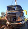 Ônibus ficou destruído após tombar em rodovia na Bahia  Foto: Divulgação/PRF