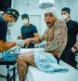 O cantor MC Pedrinho já realizou a técnica mais de uma vez com a clínica  Foto: Divulgação/Azoto Tattoo