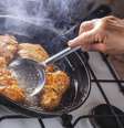 Comum no cotidiano alimentar do povo brasileiro, o óleo de cozinha pode ser prejudicial ao meio ambiente se não descartado corretamente  Foto: iStock