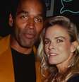 O. J. Simpson e Nicole Brown fotografados alguns meses antes do crime sangrento  Foto: Rose Hartman/Getty Images