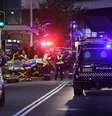 Polícia e bombeiros atuando após várias pessoas foram esfaqueadas dentro do shopping center Westfield Bondi Junction em Sydney  Foto: Reuters / BBC News Brasil