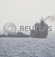 Imagem divulgada pela Marinha dos EUA supostamente mostra um navio da Marinha iraniana e membros das forças iranianas embarcando no navio-tanque civil WILA a caminho dos Emirados Árabes Unidos, em águas internacionais no Estreito de Ormuz
12/08/2020
U.S. NAVY/divulgação via REUTERS
  Foto: Reuters