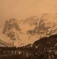 Fenômeno deixa neve e céu alaranjado  Foto: Thibaut Durand/Hans Lucas via AFP