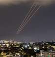 Sistema antimíssil de Israel operando na cidade de Ashkelon  Foto: Reuters / BBC News Brasil