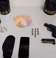 Os policiais encontraram duas armas com o suspeito  Foto: Colaboração/PM. / Banda B