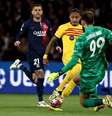 Foto: Anne-Christine Poujoulat/AFP via Getty Images - Legenda: Raphinha foi o grande nome do Barcelona no primeiro jogo em Paris / Jogada10