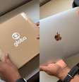 O kit de trabalho do estagiário em UX Design na Globo inclui caneca, garrafa e um computador pessoal de última geração  Foto: Reprodução/TikTok/@guterresluccas