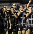 Jogadoras do Corinthians fazem protesto em jogo contra o Santos, na Vila Belmiro  Foto:  Rodrigo Gazzanel/Ag. Corinthians