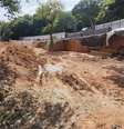 Muro será erguido do lado direito, paralelo ao barranco. Árvore, obstáculo inesperado, deverá ser contornada  Foto: Marcos Zibordi