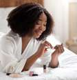 Fazer as unhas em casa traz praticidade e economia  Foto: Prostock-studio | ShutterStock / Portal EdiCase