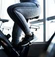 Veja algumas orientações que podem ajudar a evitar a dor no bumbum no spinning  Foto: Freepik/Divulgação / Boa Forma