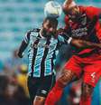  Foto: Divulgação/Athletico - Legenda: JP Galvão, do Grêmio, disputa a bola com Thiago Heleno, zagueiro do Athletico-PR / Jogada10
