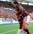  Foto: Marcelo Cortes/CRF - Legenda: Léo Pereira em campo pelo Flamengo / Jogada10