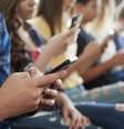 Estudantes do ensino médio usam telefones celulares em escolas  Foto: iStock/monkeybusinessimages