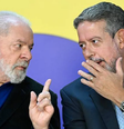 O presidente da República, Lula (PT), e o presidente da Câmara, Arthur Lira (PP-AL), não conseguiram aprovar o PL das Fake News em maio de 2023.  Foto: CartaCapital