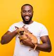 A amizade entre o homem e o cachorro é marcada por lealdade e afeto ao longo da história  Foto: Roman Samborskyi | Shutterstock / Portal EdiCase
