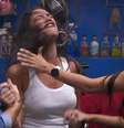 Alane precisou ser controlada por colegas após ouvir que foi eliminada do BBB 24  Foto: Reprodução/Globoplay