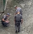 Os PMs foram flagrados retirando objetos do local da troca de tiros  Foto: Reprodução/Redes Sociais