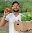 Apesar de ter levado seu filho a morrer de fome, o influenciador não seguia a mesma dieta.  Foto: Redes Sociais / Facebook / Максим Лютый  / Redes Sociais / Facebook / Максим Лютый 