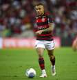  Foto: Marcelo Cortes/Flamengo - Legenda: Momento da falta de Igor Vinícius em Everton Cebolinha / Jogada10