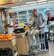 Marcelo de Carvalho circulou pelas gôndolas do mercado à procura de ingredientes para suas receitas  Foto: Blog Sala de TV