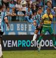  Foto: AssCom Dourado - Legenda: Com o apoio da torcida, Grêmio leva a melhor sobre o Cuiabá, em Porto Alegre / Jogada10