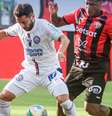 Vitória x Bahia  Foto:   Divulgação / Bahia - Legenda: Everton Ribeiro, craque do Bahia,  não sai da marcação do Vitória / Jogada10