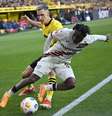  Foto: Sascha Schuermann/AFP via Getty Images - Legenda: Leverkusen ainda pode ser campeão invicto / Jogada10