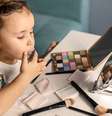 Saiba mais sobre os riscos da maquiagem infantil  Foto: Shutterstock / Alto Astral