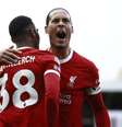  Foto: Benjamin Cremel/AFP via Getty Images - Legenda: Gravenbech (38) marca e Van Dijk celebra com o companheiro / Jogada10
