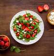 Salada de espinafre e morango  Foto: 9dream studio | Shutterstock / Portal EdiCase