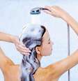 Saiba se o shampoo precisa fazer muita espuma para limpar os cabelos |  Foto: valuavitaly/Freepik / Boa Forma