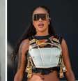 Projeção no show de Ludmilla no Coachella mostrava foto de cartaz que diz 'só Jesus expulsa o Tranca Rua das pessoas'  Foto: Reprodução/X e Instagram / Perfil Brasil