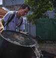 Profissionais de saúde realizam ações para prevenir a propagação da dengue na cidade de São Caetano, região da cidade de São Paulo, Brasil, em 18 de março de 2024  Foto: Getty Images / BBC News Brasil