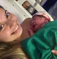 Priscilla Ferreira e sua filha Maya Serpa, que inauguraram os nascimentos da maternidade na Rocinha  Foto: Edu Kapps
