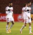 Jogadores do Flamengo com semblante abalado após goleada do Del Valle por 5x0, na Libertadores 2020.   Foto: José Jácome-Pool/Getty Images. / Esporte News Mundo