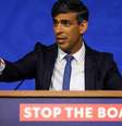 O primeiro-ministro Sunak discursa perto de slogan que diz 'Parem os barcos', referindo-se à chegada de imigrantes  Foto: Toby Melville/PA / BBC News Brasil
