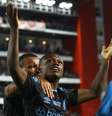 Jogadores de Estudiantes e Grêmio em disputa de bola na Libertadores  Foto: Alejandro Pagni/AFP via Getty Images / Jogada10