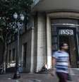 INSS alertou beneficiários sobre golpe da 'prova de vida presencial', que está sendo aplicado por pessoas com crachás falsos do órgão.  Foto: Werther Santana/Estadão / Estadão