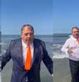 Jacquin entra no mar de terno.  Foto: @erickjacquin via Instagram / Estadão