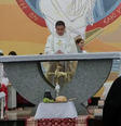 O 'cãoroinha' Johnny durante missa na Paróquia Santa Ana e São Joaquim, em Barretos, no interior de São Paulo.  Foto: Reprodução/Redes Sociais 