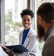 Da geração Z aos veteranos: como dar feedback crítico no trabalho conforme a idade  Foto: FGTrade/Getty Images